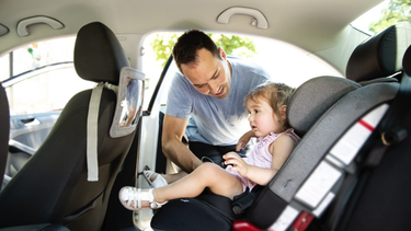 ¿Cómo viajar con niños en el auto de manera segura?