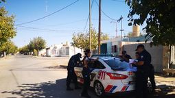 Piedrazos y reuniones familiares de 20 personas: los contextos que la Policía se encuentra día a día