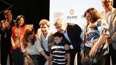 En un acto Alicia Kirchner preguntó por la salud de Gioja vía telefónica