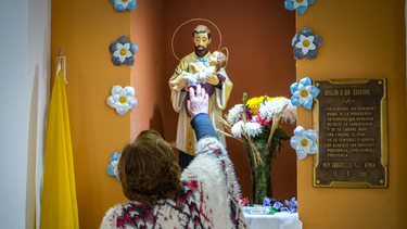 Tal como todos los años, San Cayetano congregó a gran cantidad de sanjuaninos que se acercaron a la capilla del barrio Parque Industrial, en Chimbas, en su día.