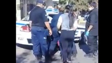 Escándalo en un cajero de Rawson por una mujer que fue a cobrar con su bebé