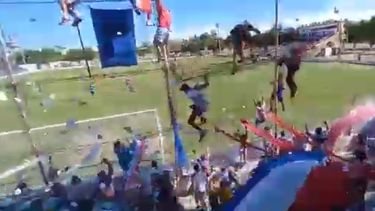 Imágenes fuertes: así caían los hinchas de Peñarol por el desprendimiento de un alambrado