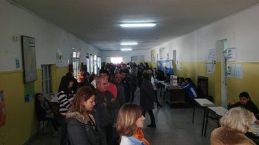 Los votantes dicen que hay mucha demora en las filas
