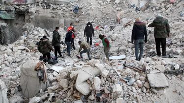 Turquía y Siria siguen esperanzados en poder rescatar a más personas de entre los escombros que dejó el terremoto.