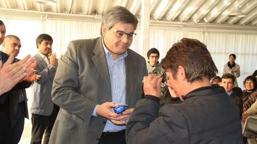 Entrega de anteojos y audífonos en Santa Lucía