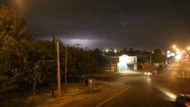 Llegó el sur y la lluvia: ya reportaron árboles caídos en el sur de la provincia