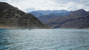 Cómo es el viaje en catamarán que permite ver nuevas postales del Dique Punta Negra, en estas vacaciones de verano.