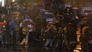 Bajo una intensa lluvia, una multitud peregrinó acompañando a la Virgen
