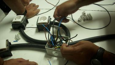 Aprendé electricidad de la mano de voluntarios