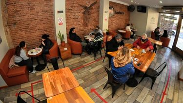 San Juan flexibiliza restricciones: más gentes en bares, restaurantes, cines y teatros