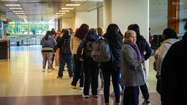 Sanjuaninos hicieron una larga fila para consultar por el nuevo sorteo de viviendas que realizará el IPV.