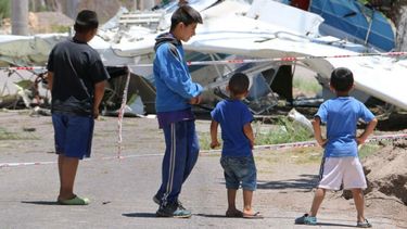 El avión caído aún impacta en el barrio y se convirtió en “atracción turística”