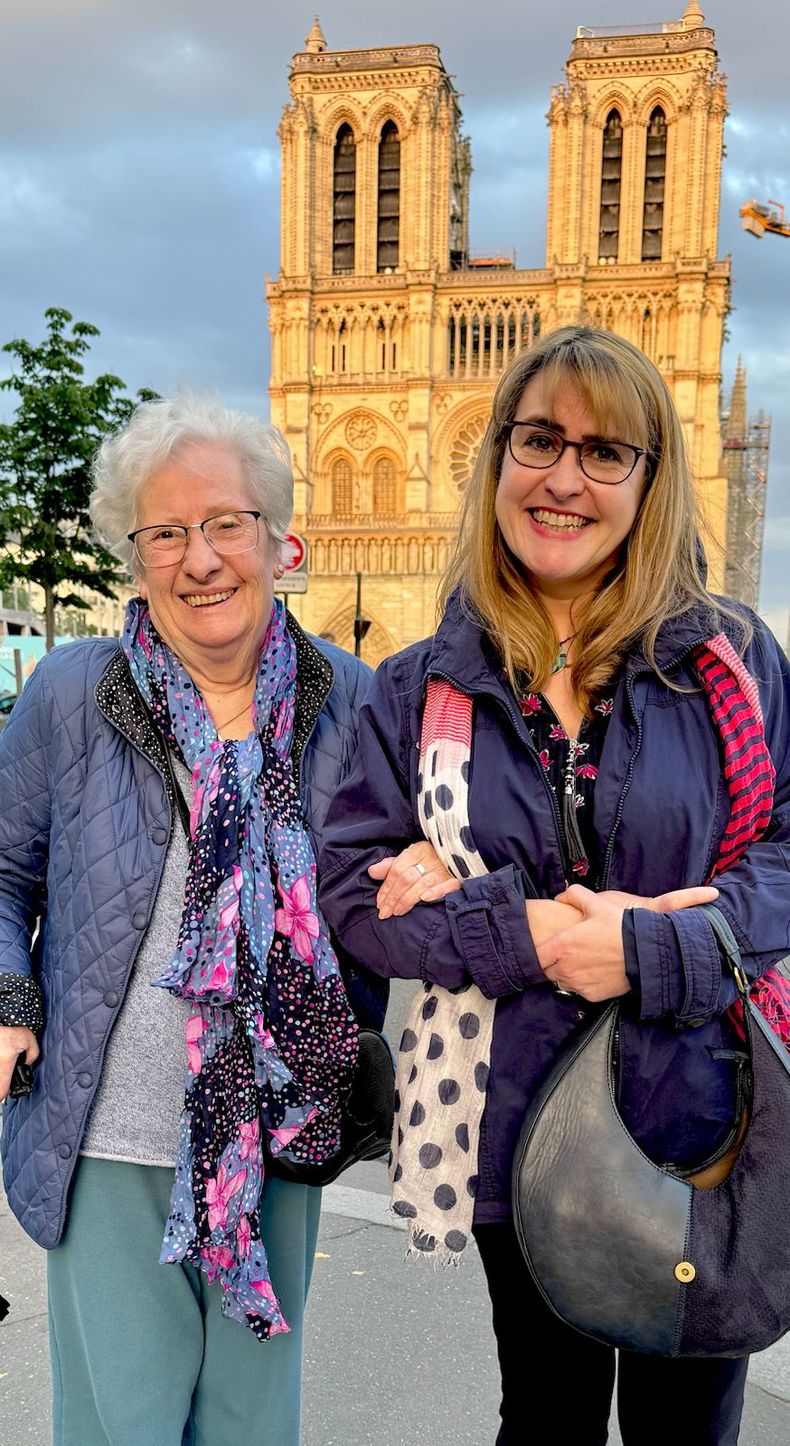 Susana mamá e hija de paseo por París. Susana mamá e hija de paseo por París.