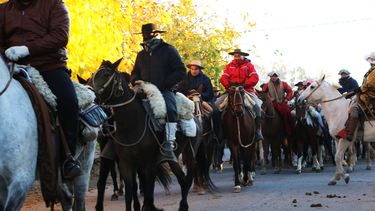 alrededor de 300 gauchos le hicieron frente al frio y participaron de la cabalgata de la amistad en zonda alrededor de 300 gauchos le hicieron frente al frio y participaron de la cabalgata de la amistad en zonda