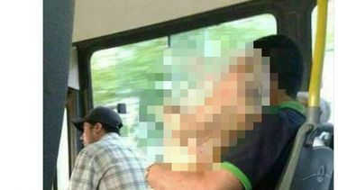 Se subió al bondi con la cena de año nuevo y lo escracharon por Twitter