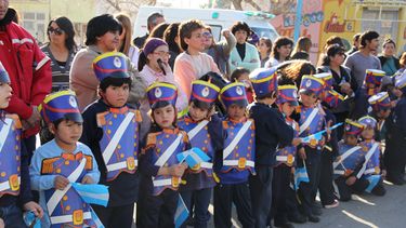 Con un beso, niños de nivel inicial prometieron amor a la bandera