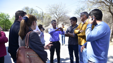 Este viernes, el ministro de Familia y Desarrollo Humano, Carlos Platero, fue a Valle Fértil para dialogar con los vecinos que están realizando el reclamo por agua potable.&nbsp;
