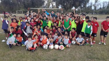 Orrego entregó pelotas a los chicos de las inferiores de fútbol