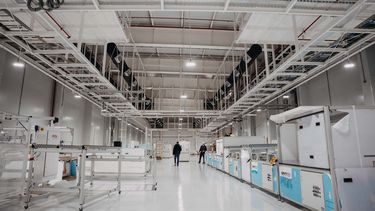 Así es por dentro la fábrica de paneles solares que se está construyendo en Pocito