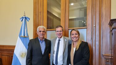 Walberto Allende y Fabiola Aubone junto al ministro Tristán Bauer, tras la reunión por la Casa Natal de Sarmiento.