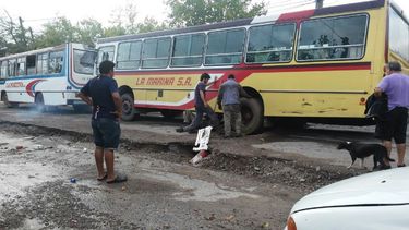 Tras la lluvia, colectivos y autos hundidos en grandes pozosTránsito complicado: un colectivo quedó incrustado en un pozo