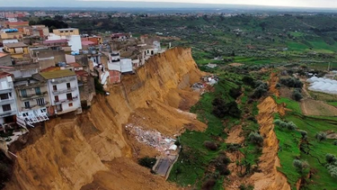 Imagen del barranco causado por un corrimiento de tierra en la localidad siciliana de Niscemi.