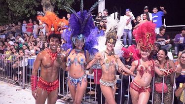 Plumas, brillos y todo el ritmo de Gualeguaychú en Ullum