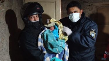 Héroes sanjuaninos: dos policías ayudaron a dar a luz a una madre en Pocito Héroes sanjuaninos: dos policías ayudaron a dar a luz a una madre en Pocito