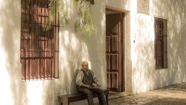 Sin piedad: vándalos atacaron nuevamente la escultura de Sarmiento en la casa natal