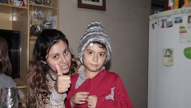 La primera niña con doble implante coclear ya está feliz en su casa