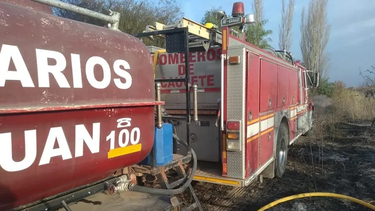 Bomberos trabajaron en un incendio que hubo en una carnicería de Santa Lucía