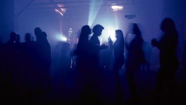 Con nuevas variantes de COVID circulando, siguen las clausuras y fiestas clandestinas en San Juan