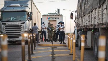 ¿Camioneros ingresan a San Juan por pasos ilegales?
