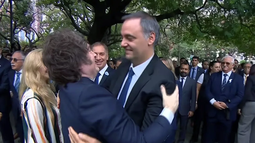 Apoyo total: el abrazo que le dio Milei a Adorni en el acto por Malvinas Apoyo total: el abrazo que le dio Milei a Adorni en el acto por Malvinas