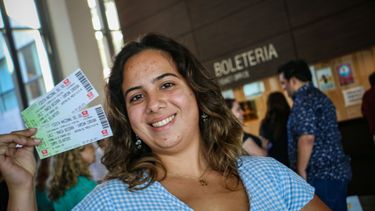 Casi 12 horas de espera y reposera en mano: locura para ver a Biza, Lali y la Nena de Argentina