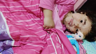 Brenda, junto a la muñeca que le robaron en el Día del Niño.