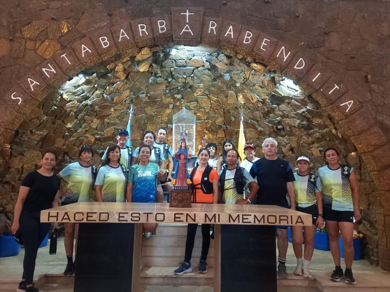 Miembros de ATR (Albardón Trail Running), llegaron hasta la parroquia de Mogna, unos corriendo y otros caminando. Misión Cumplida