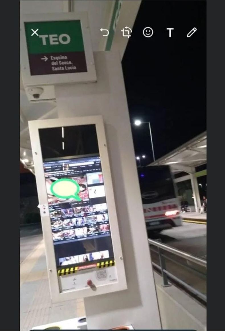 Hackearon una pantalla de una estación de la Red Tulum y pusieron videos XXX