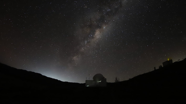 El cielo sanjuanino en el observatorio CASLEO captado por Rodríguez. La imagen apunta hacia el Este y en el margen izquierdo se puede advertir la contaminación de las luces que llega desde el Gran San Juan.