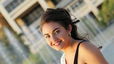 La ex reina se recupera del ACV pero siguen estudiando si la operan