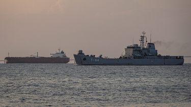 Un buque de patrulla naval de la Armada desde el malecón del Lago de Maracaibo en Maracaibo (Venezuela).