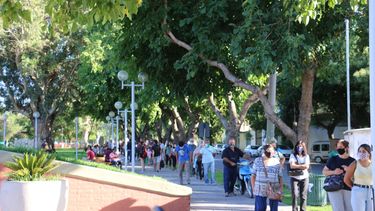 Extensa cola desde la madrugada para aprovechar el operativo de verano de Anses