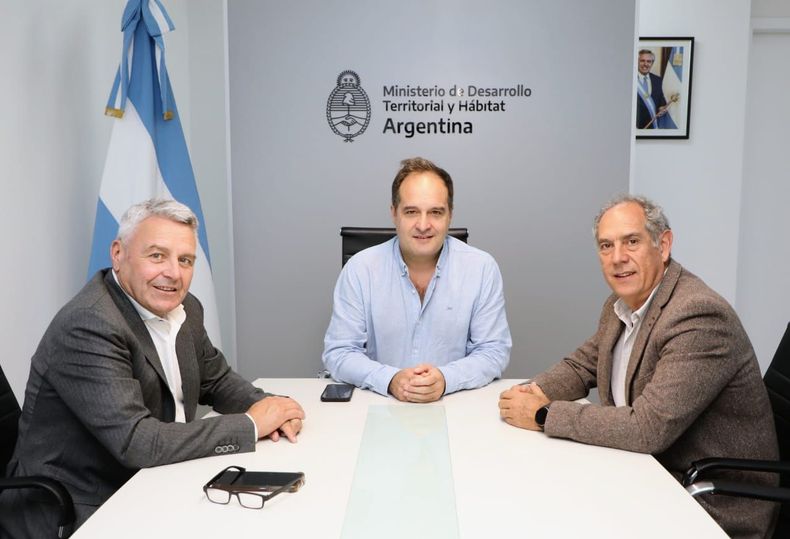 Este martes, el secretario de Vivienda y Hábitat, Robert Garcés junto al director del Instituto Provincial de la Vivienda, Marcelo Yornet se reunieron con el Ministro de Vivienda y Hábitat de la Nación, Santiago Maggiotti. 