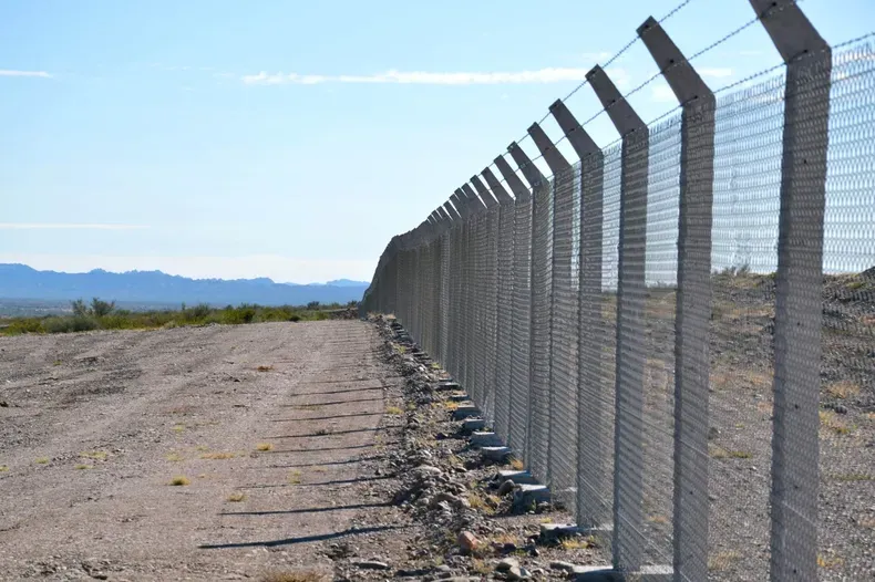 El Penal de Ullum se construye en el llamado Camino de Matagusanos. Lo primero que se hizo fue el cierre perimetral.
