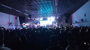 Noche a puro baile celebrando el mes por la inclusión