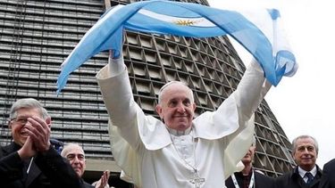 Francisco aceptó la renuncia de monseñor Delgado