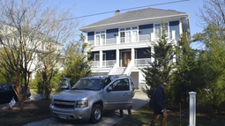 Imagen de archivo durante el allanamiento que el FBI hizo en la casa de Joe Biden en enero del 2021.