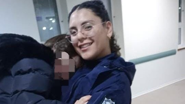 Trabajando en conjunto, una efectivo de la Policía y una madre salvaron a un niño de 3 años que se ahogó cenando pizza en su casa de Rivadavia.