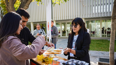 Con música, sopailla y mate cocido frente a la Casa de Sarmiento, San Juan recibió a los turistas.&nbsp;