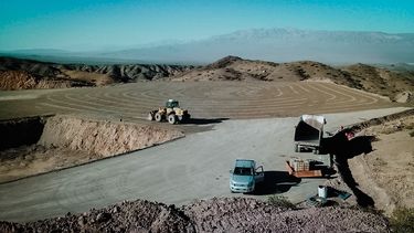 Video: mirá cómo se hizo en pleno monte calingastino la base para el radiotelescopio